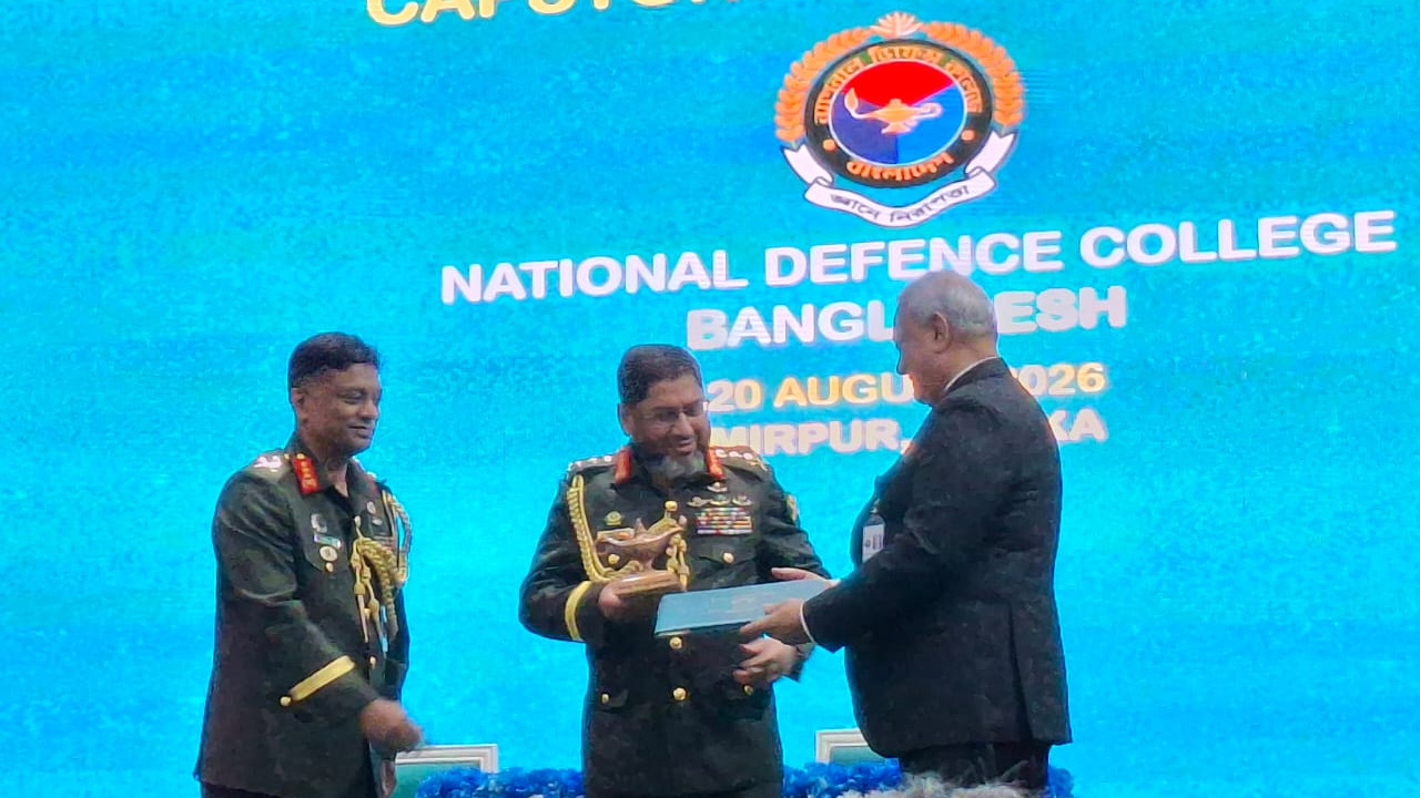 ‘ক্যাপস্টোন কোর্স’র সমাপনী অনুষ্ঠানে প্রধান অতিথি ছিলেন সেনাপ্রধান ওয়াকার-উজ-জামান