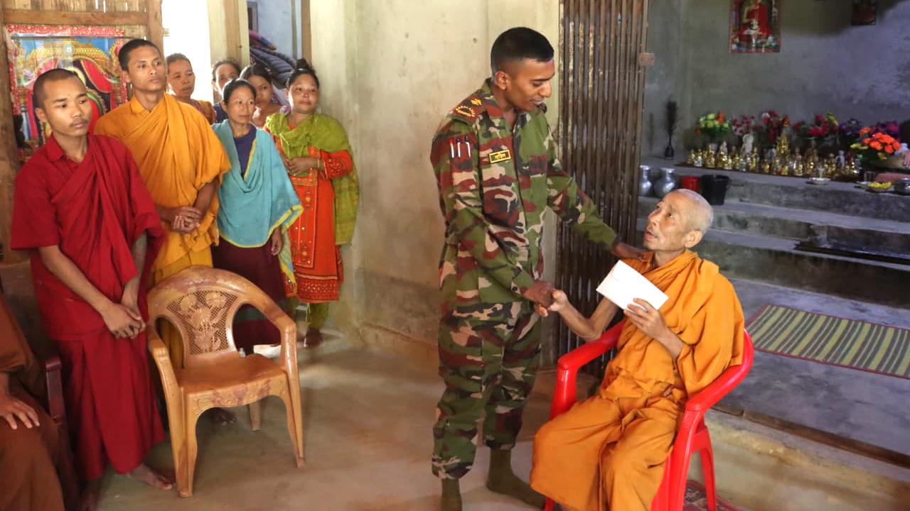 অর্থ সহায়তার চেক হস্তান্তর করেন লেফটেন্যান্ট শাহরিয়ার নাফিস