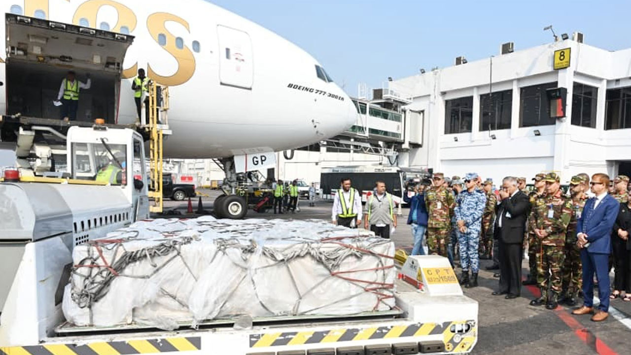 সুদানে সন্ত্রাসীদের ড্রোন হামলায় নিহত ছয় বাংলাদেশী শান্তিরক্ষীর লাশবাহী ফ্লাইট আজ শনিবার দুপুরে হযরত শাহজালাল আন্তর্জাতিক বিমানবন্দরে অবতরণ করে