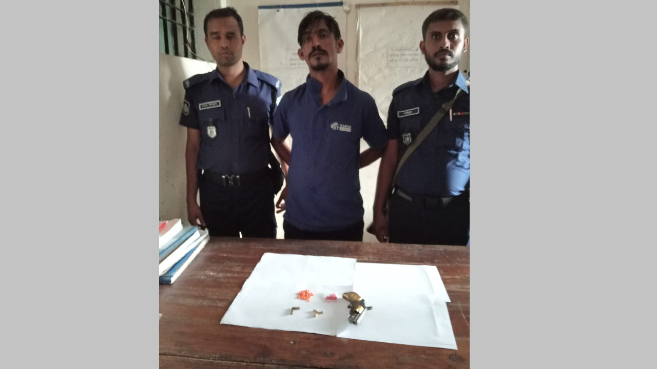 অস্ত্রসহ যুবক গ্রেফতার