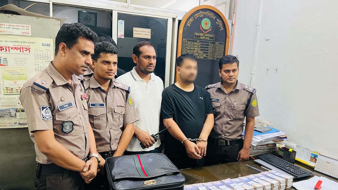 জাল টাকা দিয়ে স্বর্ণ কিনতে ৫৭ লাখ টাকার জাল নোটসহ ধরা যুবক