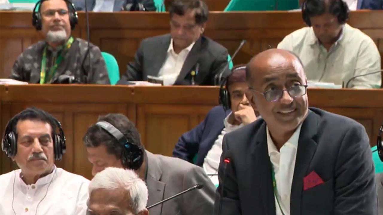 মুলতবি প্রস্তাবের ওপর আলোচনায় অংশ নেন আইন, বিচার ও সংসদ বিষয়ক মন্ত্রী মো: আসাদুজ্জামান