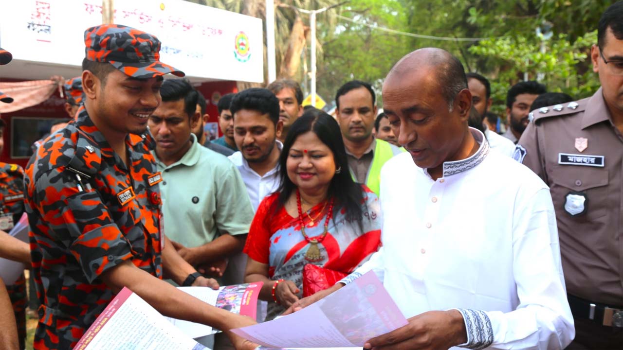 লিফলেট গ্রহণ করেন আইনমন্ত্রী মো: আসাদুজ্জামান