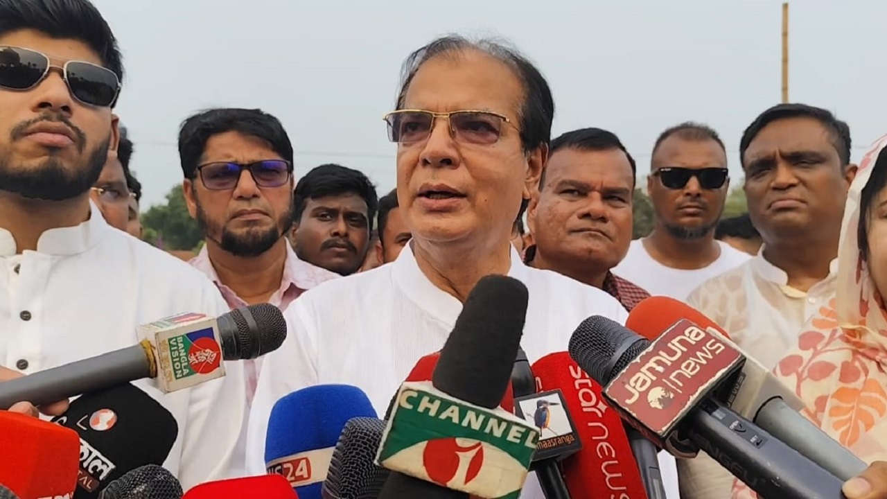 লালমনিরহাটের শহীদ আবুল কাশেম মহাবিদ্যালয় মাঠে দুর্যোগ ব্যবস্থাপনা ও ত্রাণমন্ত্রী