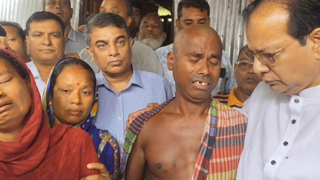নিহত নন্দিনীর পরিবারের সাথে সাক্ষাৎ করেছেন ত্রাণমন্ত্রী অধ্যক্ষ আসাদুল হাবীব দুলু