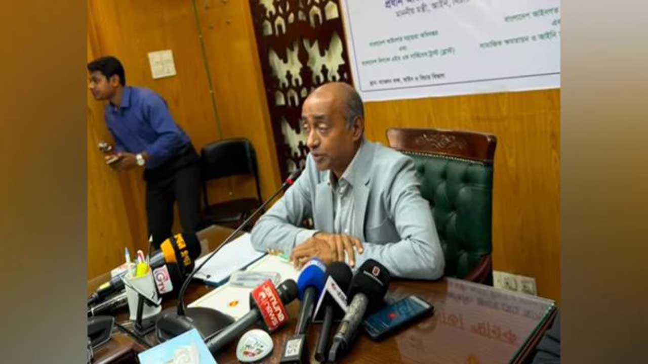 আইন মন্ত্রণালয়ের সম্মেলন কক্ষে আইনমন্ত্রী মো: আসাদুজ্জামান