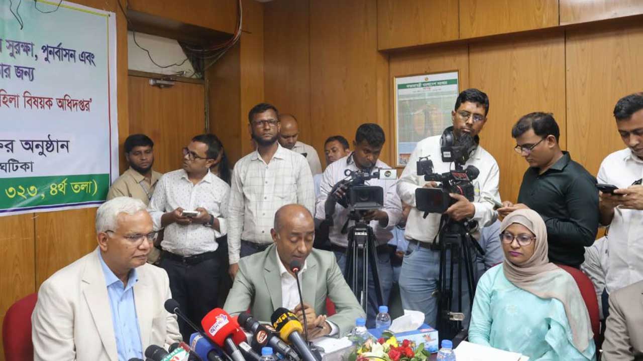 সাংবাদিকদের সাথে কথা বলছেন আইনমন্ত্রী মো: আসাদুজ্জামান