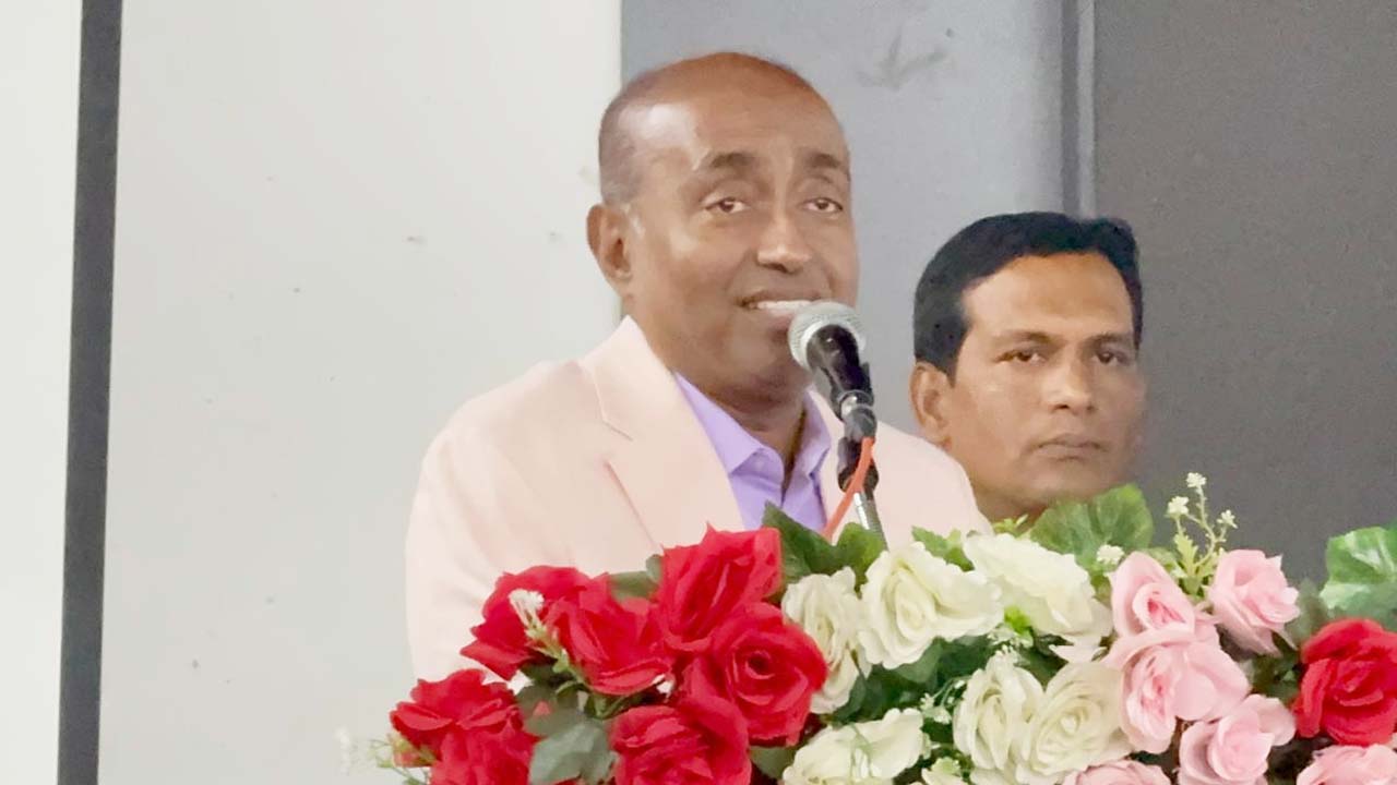 ডুলা’র ইফতার মাহফিলে বক্তব্য দেন আইনমন্ত্রী মো: আসাদুজ্জামান