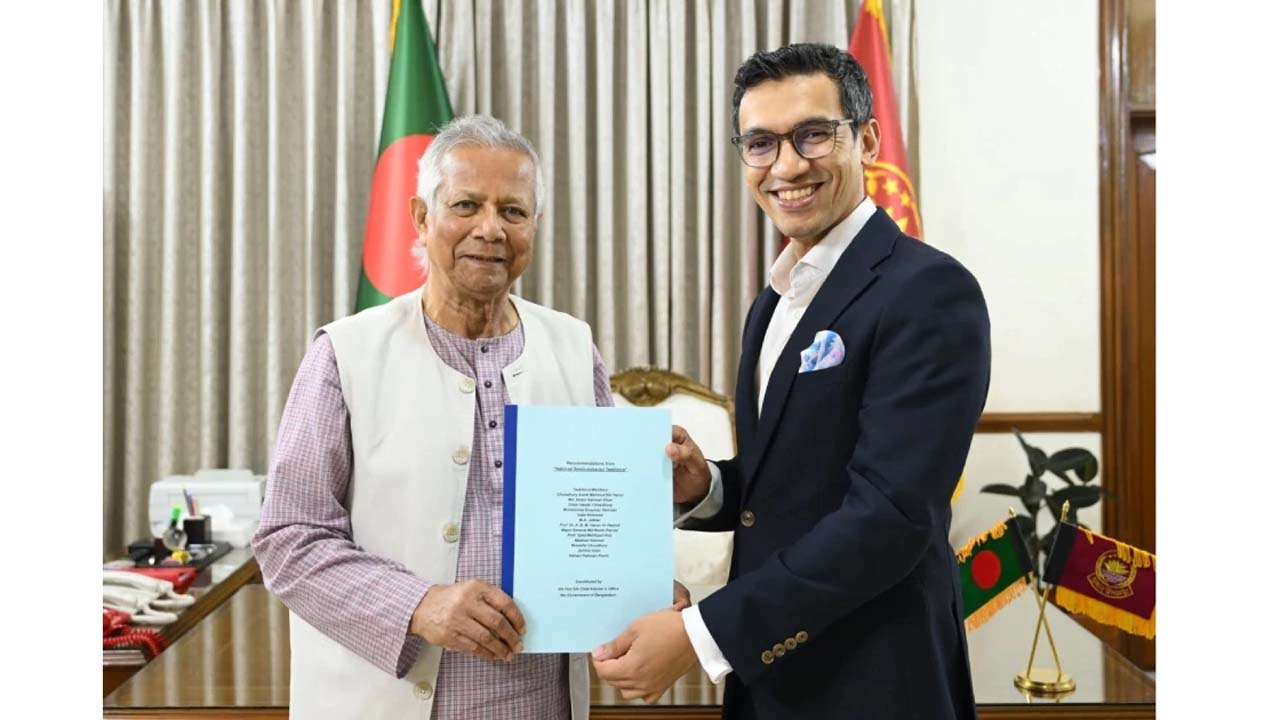 জাতীয় সেমিকন্ডাক্টর টাস্কফোর্সের চূড়ান্ত সুপারিশ প্রধান উপদেষ্টার কাছে ‍উপস্থাপন করছেন আশিক চৌধুরী
