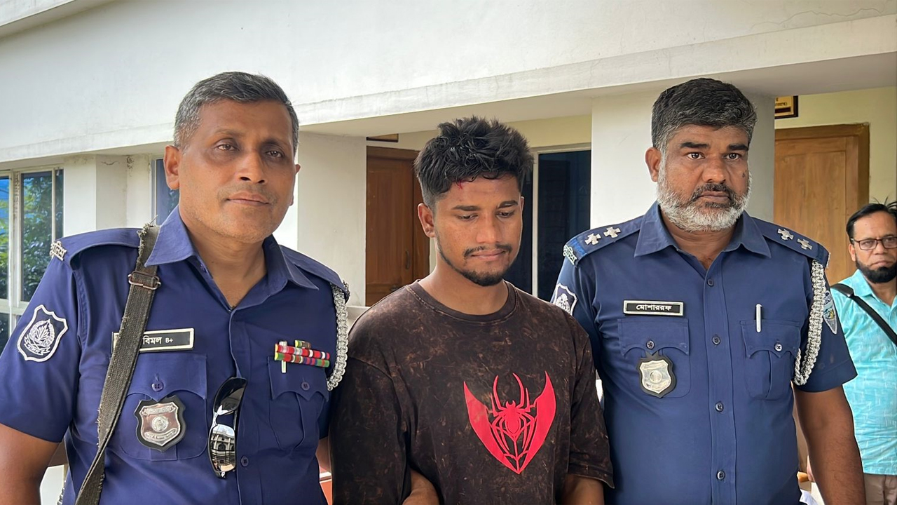 ইভটিজিংয়ের ঘটনায় আলোচিত যুবক ইমনকে ইয়াবাসহ আটক করেছে পুলিশ