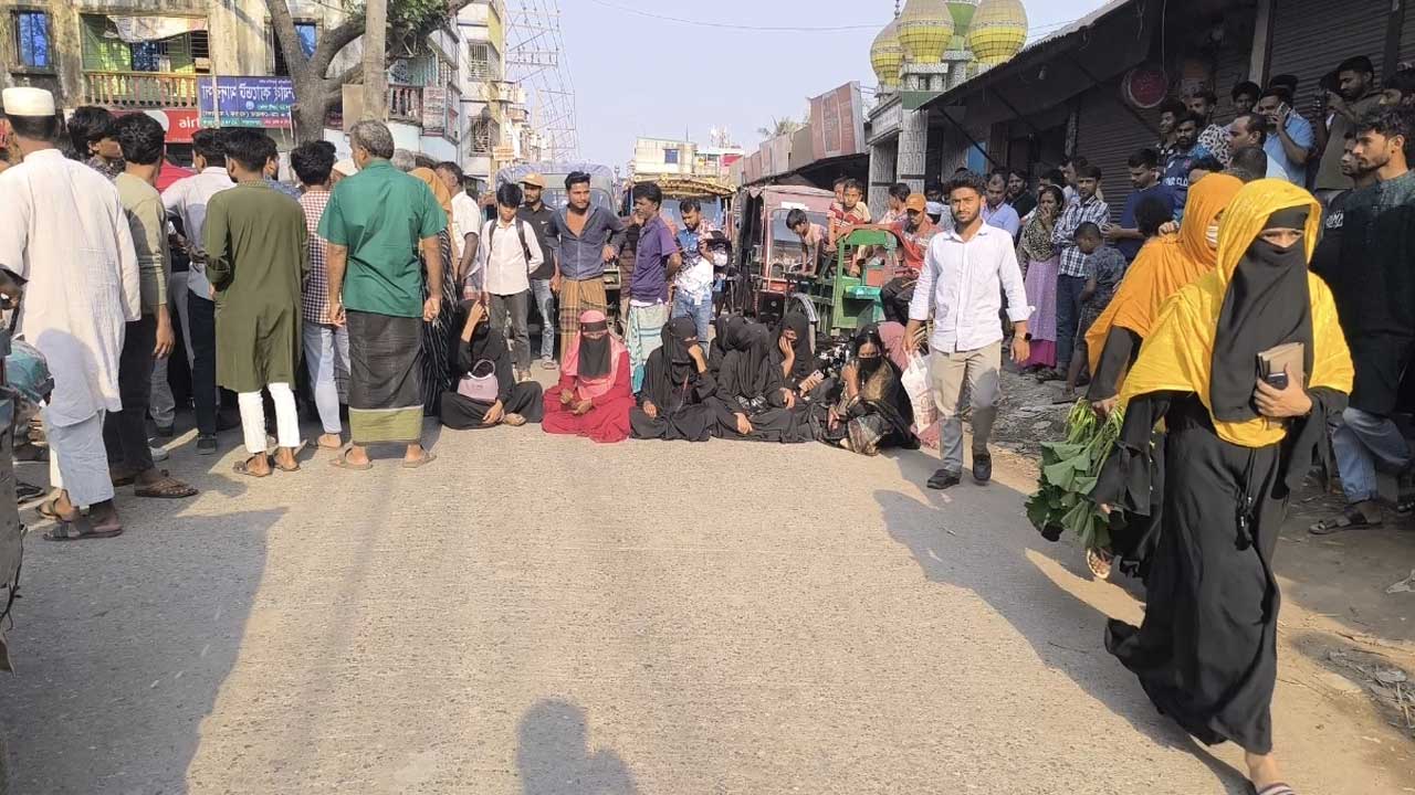 আশুলিয়ার জিরানী বাজার-আমতলা আঞ্চলিক সড়কে শিক্ষার্থীদের অবরোধ