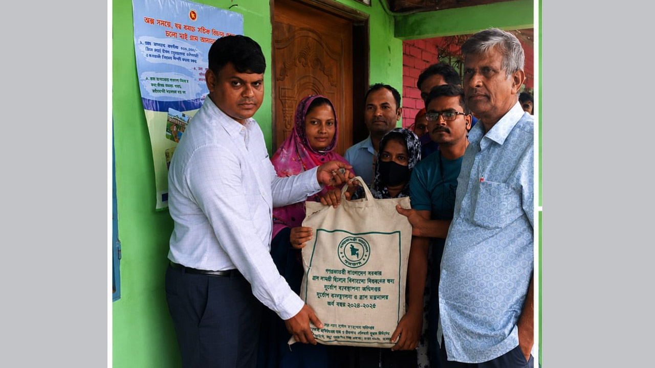 আশুলিয়ায় জলাবদ্ধতায় ক্ষতিগ্রস্তদের খাদ্য সামগ্রী বিতরণ