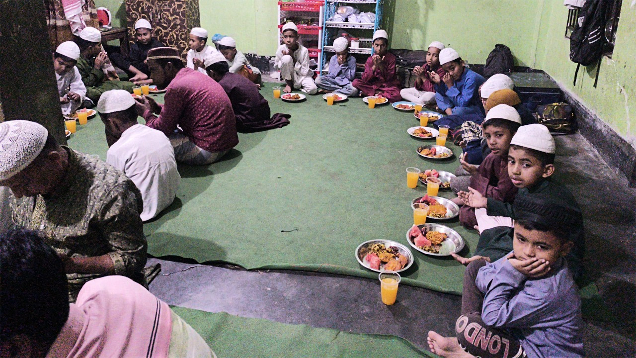 আশুলিয়ায় এতিমদের জন্য শিমুলিয়া নবীন সঙ্ঘের ইফতার