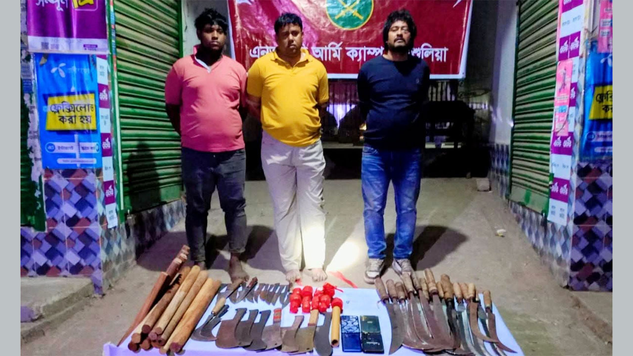 উদ্ধার করা অস্ত্র ও গ্রেফতারকৃতরা