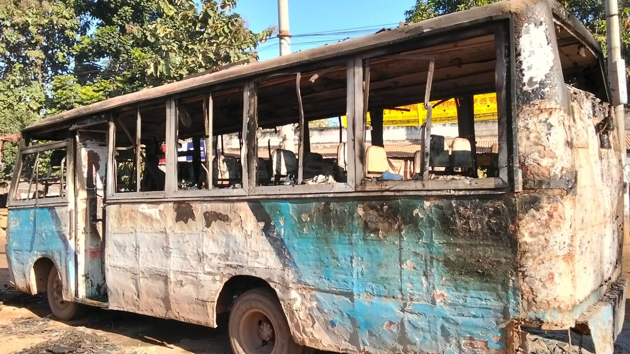 মিনিবাসে আগুন।