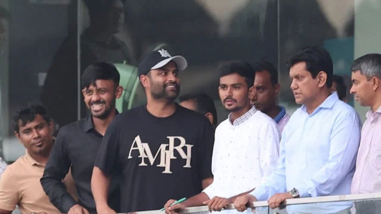 তৎকালীন ক্রীড়া উপদেষ্টা আসিফ মাহমুদকে মিরপুরের মাঠ ঘুরিয়ে দেখাচ্ছেন তামিম ইকবাল