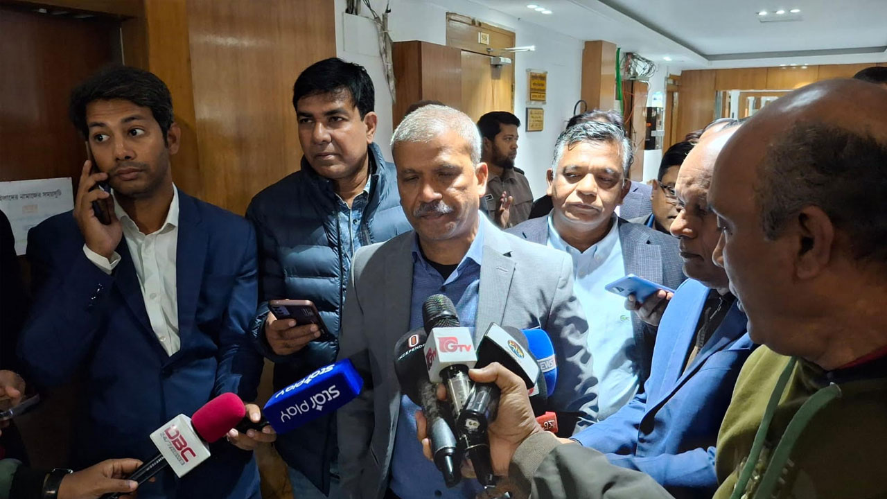 সাংবাদিকদের ব্রিফ করছেন যুব ও ক্রীড়া এবং আইন, বিচার ও সংসদ বিষয়ক উপদেষ্টা আসিফ নজরুল