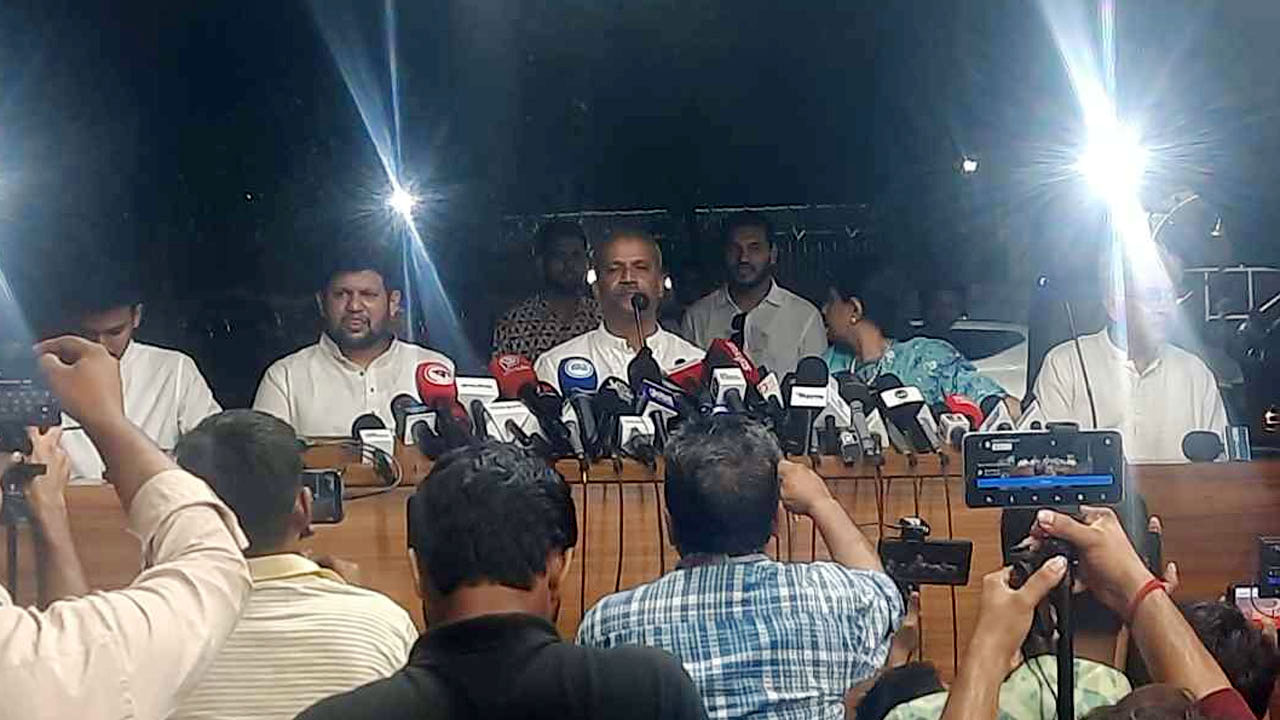 সংবাদ সম্মেলনে বক্তব্য রাখছেন উপদেষ্টা আসিফ নজরুল