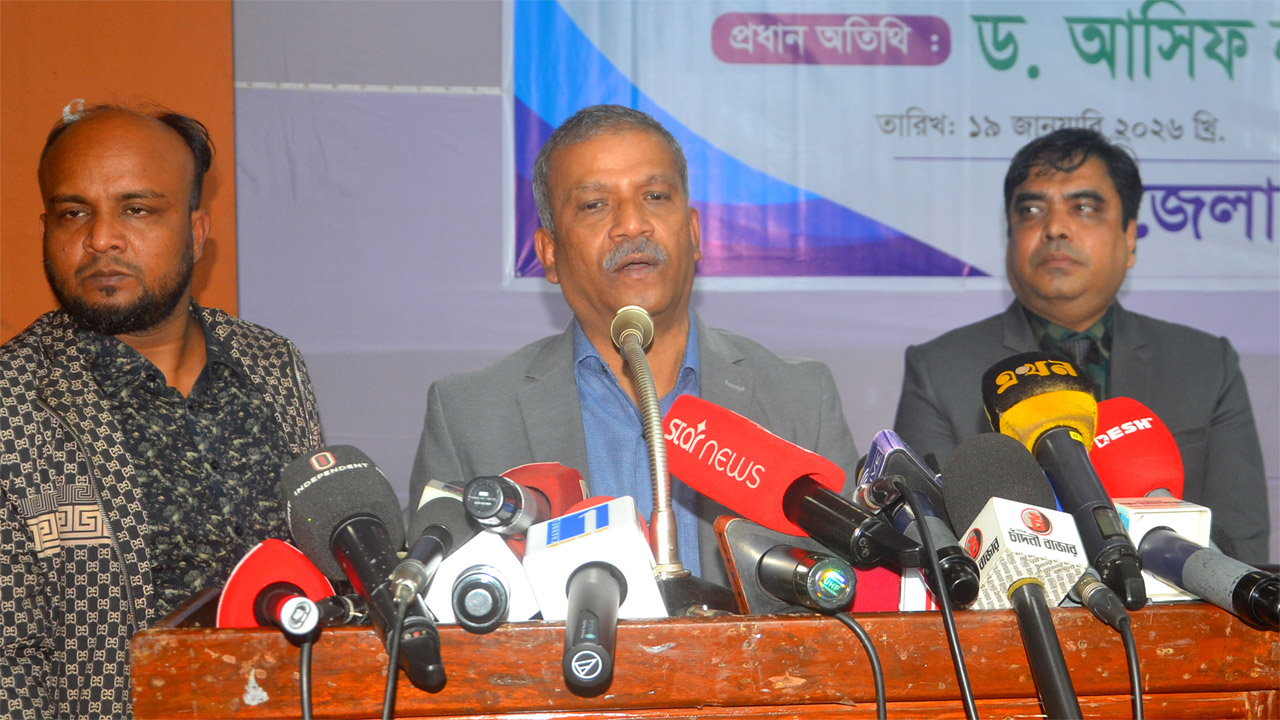 বক্তব্য রাখছেন আসিফ নজরুল