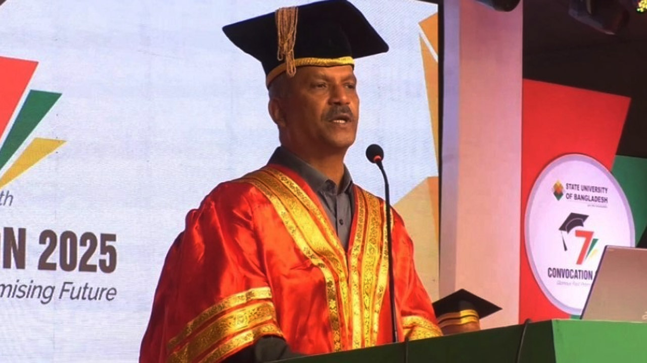 স্টেট ইউনিভার্সিটি অব বাংলাদেশের ৭ম সমাবর্তনে উপদেষ্টা আসিফ নজরুল