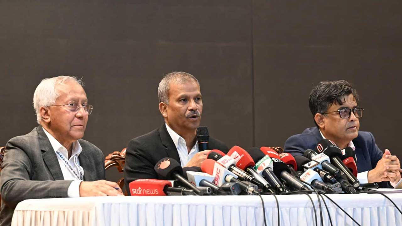 আইন উপদেষ্টা আসিফ নজরুল মঙ্গলবার ফরেন সার্ভিস একাডেমিতে প্রেস ব্রিফিং করেন