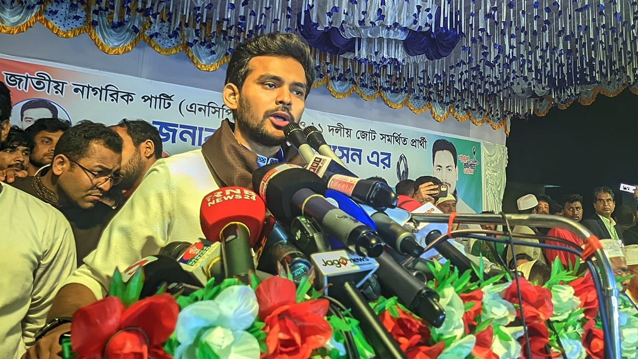 রংপুরের কাউনিয়া বালিকা মডেল স্কুল মাঠে আসিফ মাহমুদ সজীব ভূঁইয়া