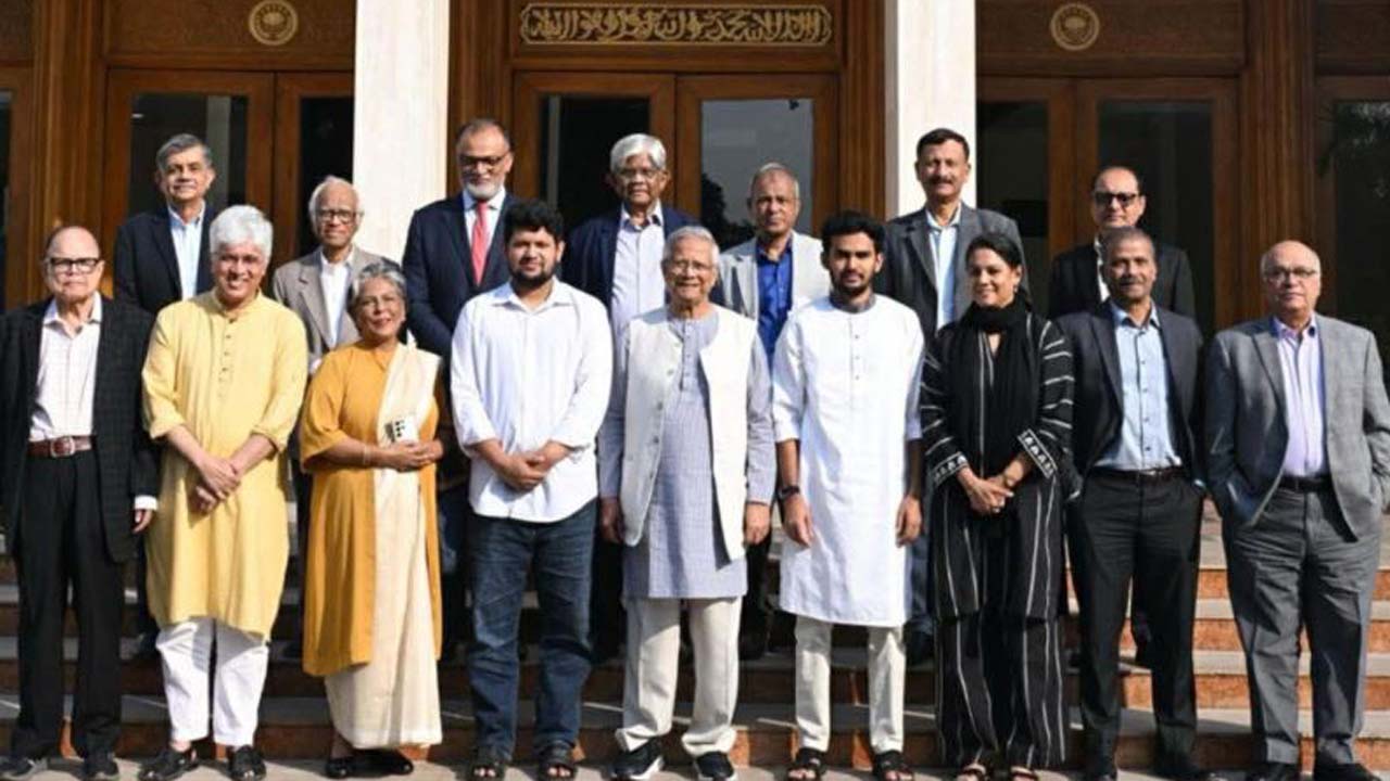 মো: মাহফুজ আলম ও আসিফ মাহমুদ সজীব ভূঁইয়ার সাথে ছবি তোলেন প্রধান উপদেষ্টা প্রফেসর ড. মুহাম্মদ ইউনূস