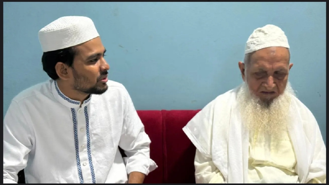 হেফাজত আমিরের সাথে দেখা করলেন ফটিকছড়িতে এনসিপি মুখপাত্র আসিফ মাহমুদ