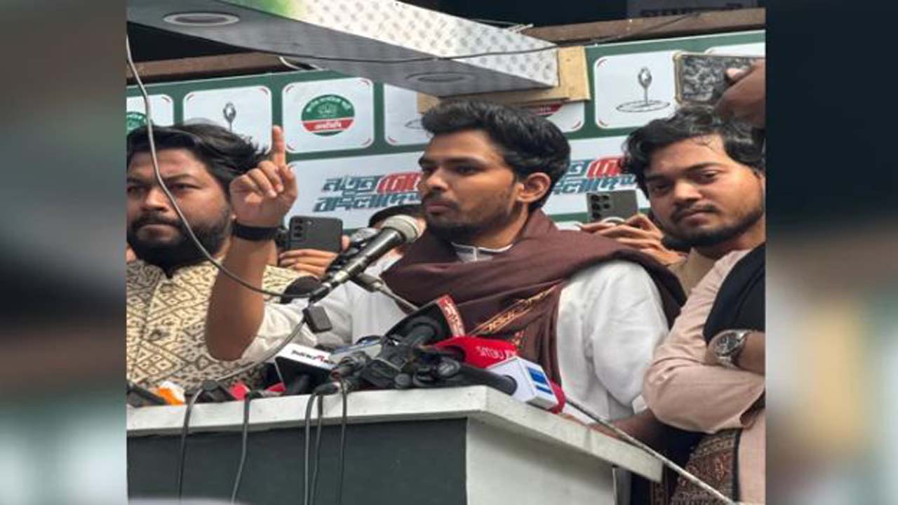 বক্তব্য রাখছেন এনসিপি’র মুখপাত্র ও নির্বাচন পরিচালনা কমিটির চেয়ারম্যান আসিফ মাহমুদ সজীব ভূঁইয়া