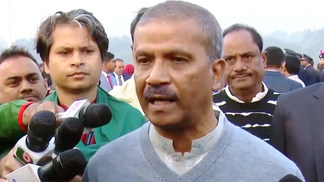 সাভারের জাতীয় স্মৃতিসৌধে সাংবাদিকদের সাথে আলাপকালে উপদেষ্টা আসিফ নজরুল