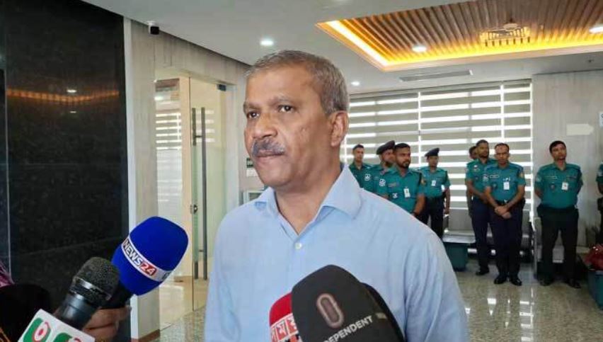 সাংবাদিকদের সাথে কথা বলছেন আইন উপদেষ্টা অধ্যাপক আসিফ নজরুল