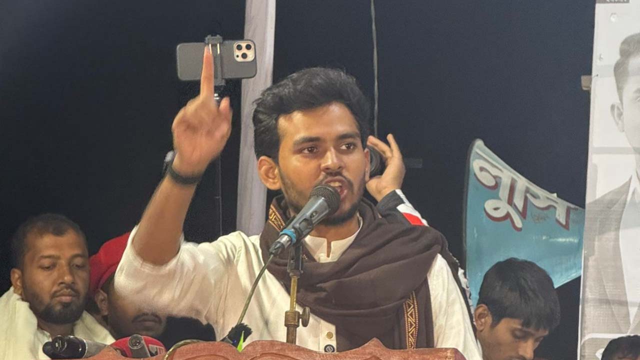 এনসিপির নির্বাচনী পদযাত্রার পথসভায় আসিফ মাহমুদ