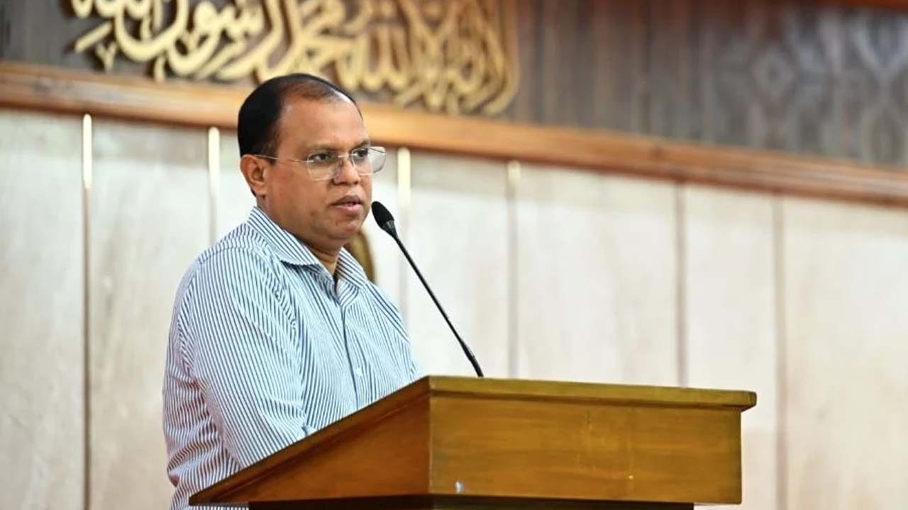 প্রধানমন্ত্রীর কার্যালয়ের ‘করবী’ হলে সংবাদ সম্মেলনে কথা বলেন প্রধানমন্ত্রীর অতিরিক্ত প্রেস সচিব আতিকুর রহমান রুমন