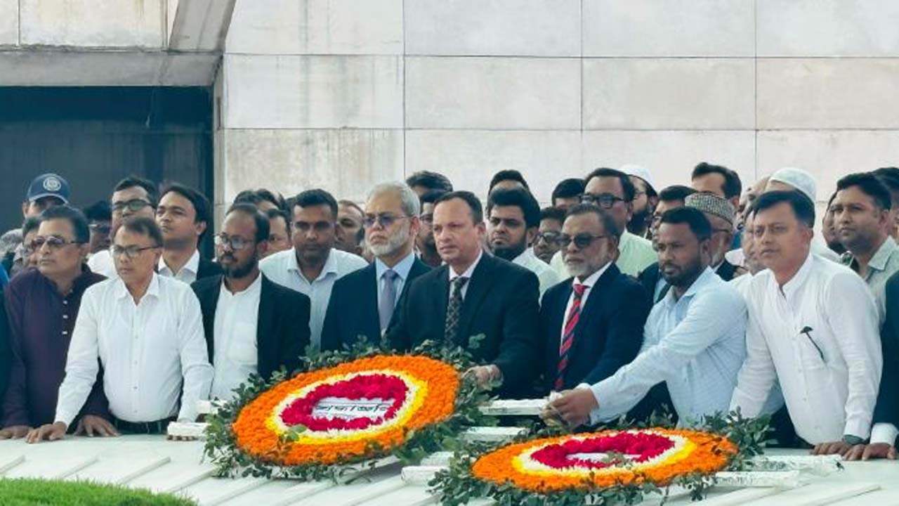 শহীদ রাষ্ট্রপতি জিয়াউর রহমান ও সাবেক প্রধানমন্ত্রী বেগম খালেদা জিয়ার কবর জিয়ারত ও শ্রদ্ধা নিবেদন করেন অ্যাটর্নি জেনারেল ব্যারিস্টার মো: রুহুল কুদ্দুস কাজল