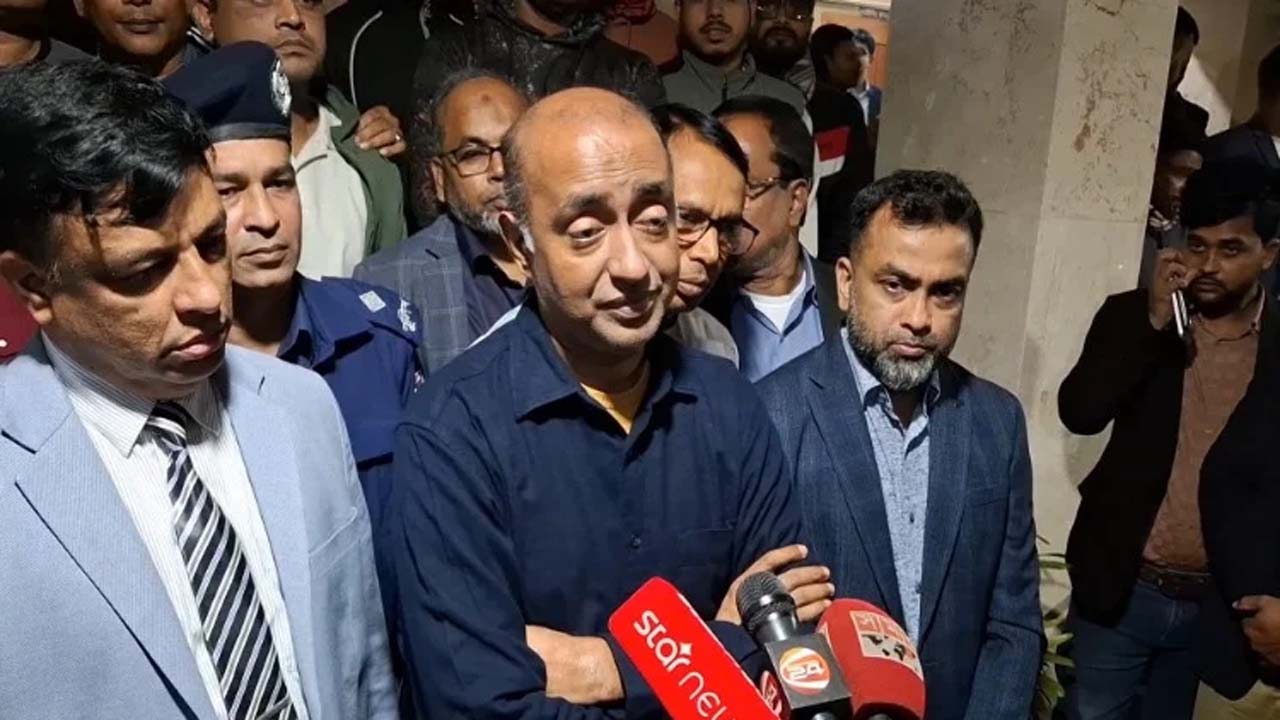 অ্যাটর্নি জেনারেল মো: আসাদুজ্জামান নিহত শিশু সাইমা খাতুন সাবার পরিবারের সাথে সাক্ষাৎ শেষে সাংবাদিকদের প্রশ্নের জবাবে কথা বলেন