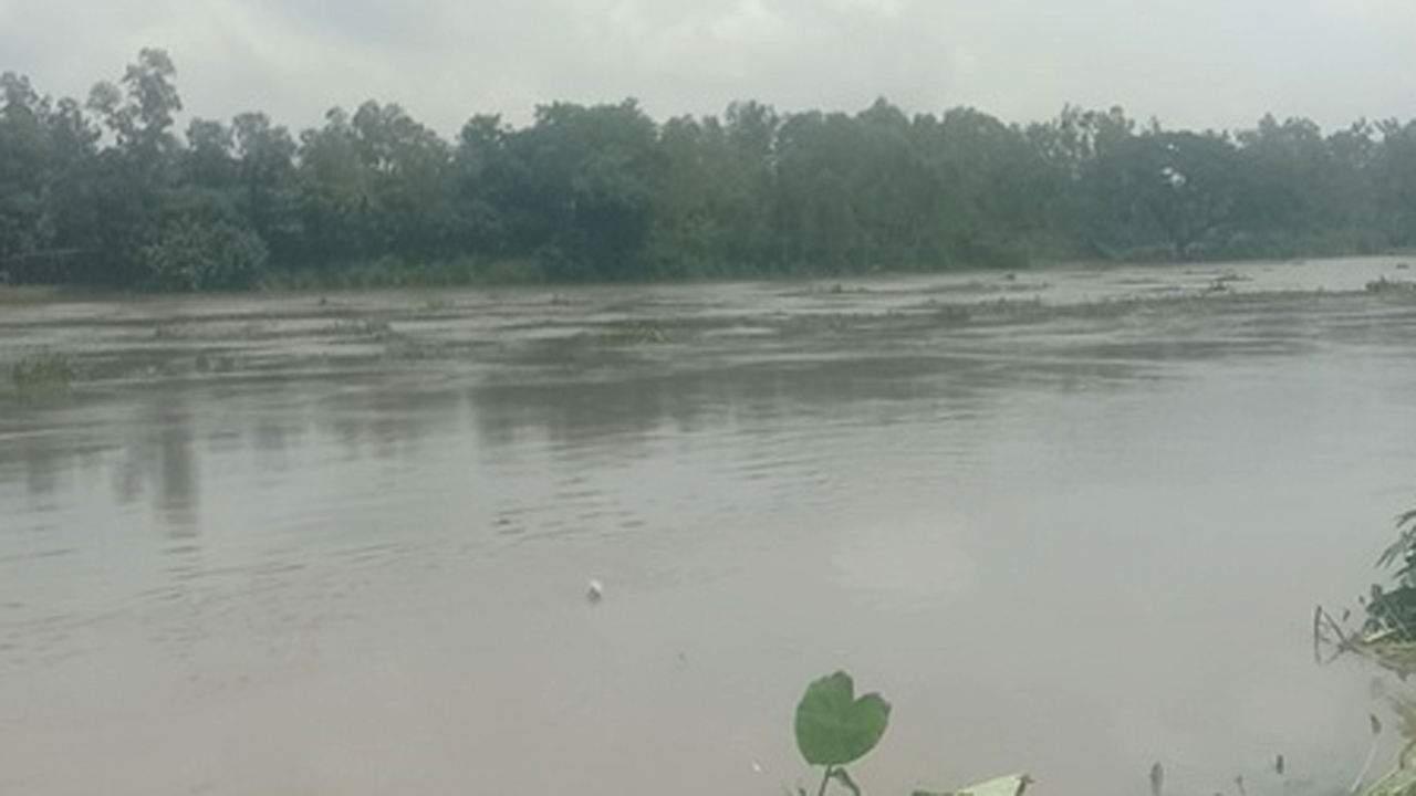 বিপদসীমার অনেক ওপরে আত্রাই নদের পানি