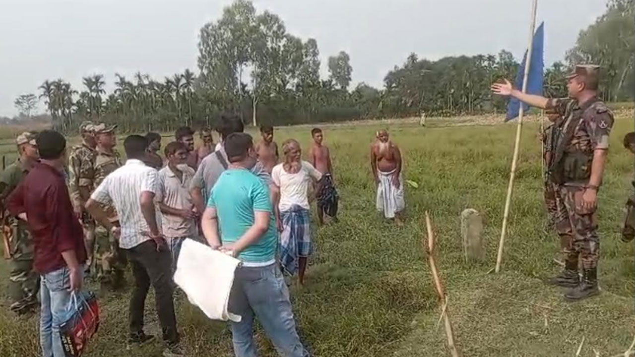 বিজিবির কড়া অবস্থানের মুখে বিএসএফ সদস্যরা স্থাপন করা খুঁটি অপসারণ করে সেখান থেকে সরে যান