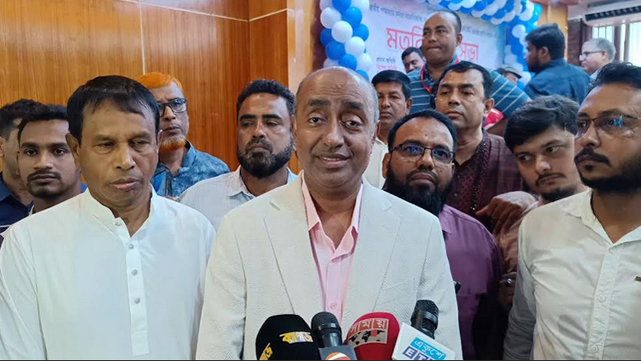 গণমাধ্যমের সাথে কথা বলছেন অ্যাটর্নি জেনারেল মো: আসাদুজ্জামান