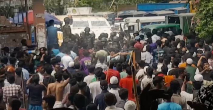 ৫ আগস্ট বিকেলে যাত্রাবাড়ী থানার সামনে থেকে সেনা সদস্যরা সরে যাওয়ার পরপরই পুলিশ গুলিবর্ষণ শুরু করে