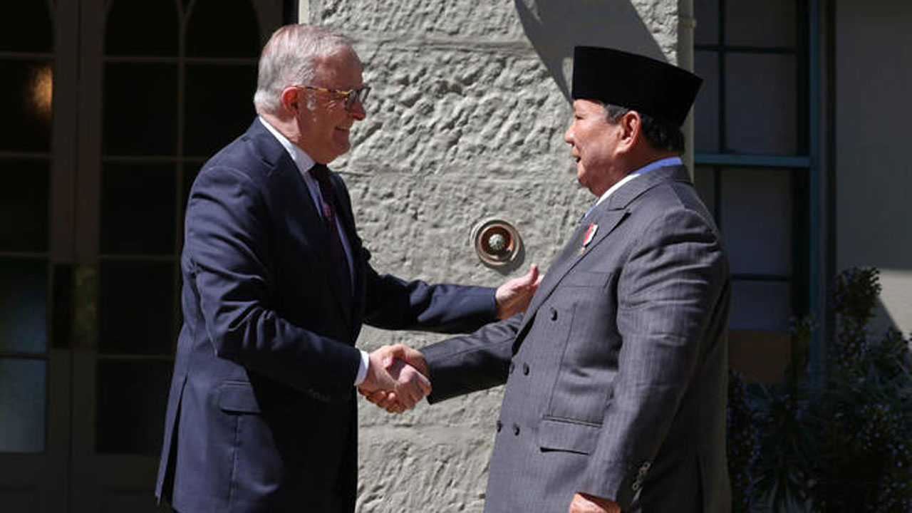 অস্ট্রেলিয়ার প্রধানমন্ত্রী অ্যান্থনি আলবানিজ ও ইন্দোনেশিয়ার প্রেসিডেন্ট প্রাবোও সুবিয়ান্তো