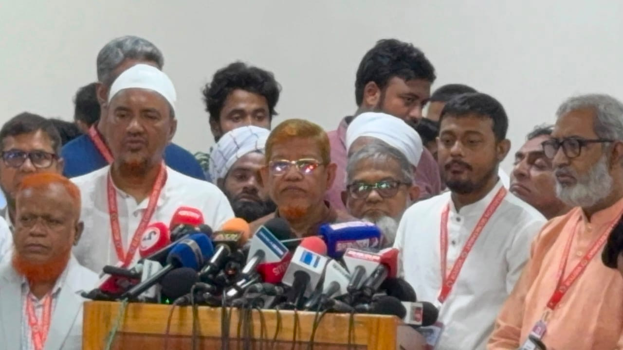 গণমাধ্যমের সাথে কথা বলেন জামায়াতের সহাকারী সেক্রেটারি জেনারেল ও ১১ দলীয় জোটের সমন্বয়ক ড. এ এইচ এম হামিদুর রহমান আযাদ