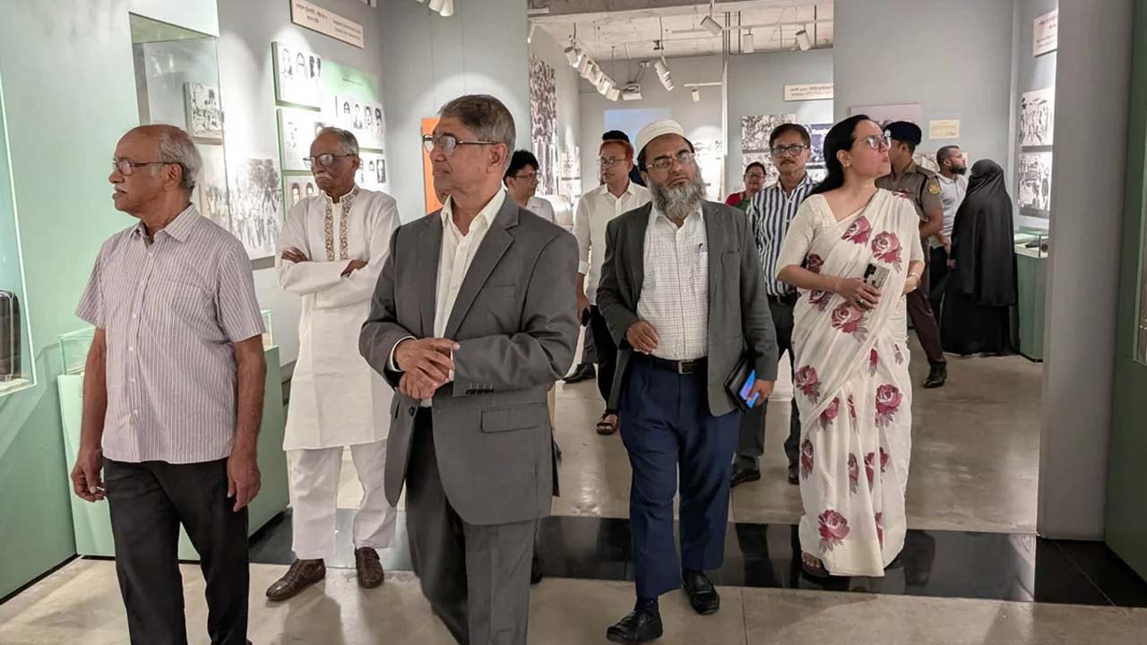 মুক্তিযুদ্ধ জাদুঘর পরিদর্শন করেছেন মন্ত্রী আহমেদ আযম খান