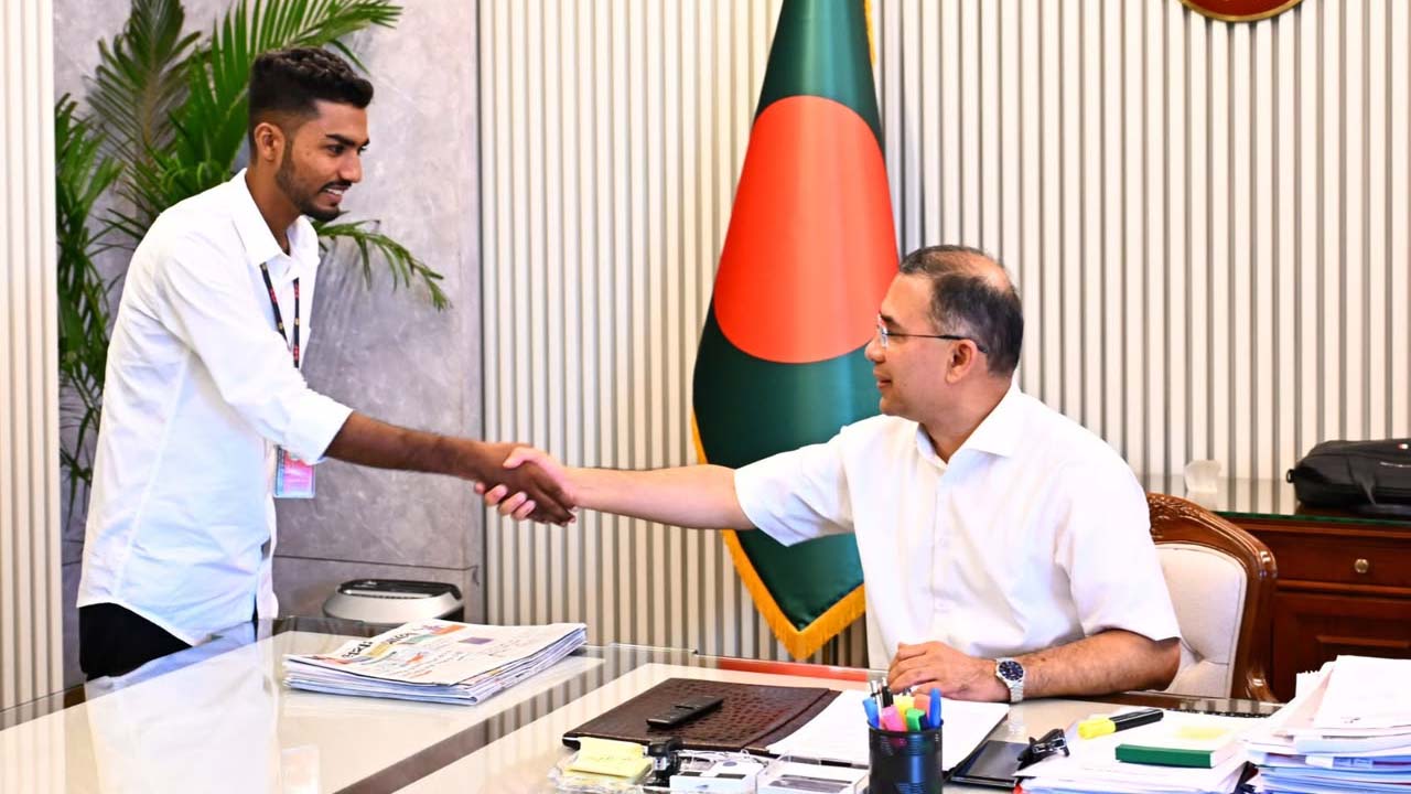 প্রধানমন্ত্রীর সাথে সাক্ষাৎ করেছেন জুলাই আন্দোলনে আহত আজিজুর রহমান