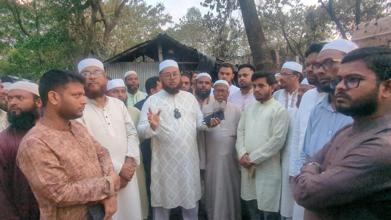 বাঁশখালীতে অগ্নিকাণ্ডে ক্ষতিগ্রস্তদের মাঝে সংসদ সদস্য অধ্যক্ষ মাওলানা জহিরুল ইসলাম