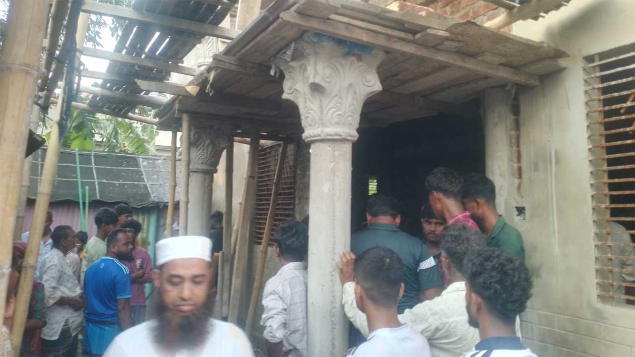 সরাইল উপজেলার গলানিয়া গ্রামের নির্মাণাধীন এই বাড়ির সেপটিক ট্যাঙ্কে ৪ শ্রমিকের মৃত্যু হয়