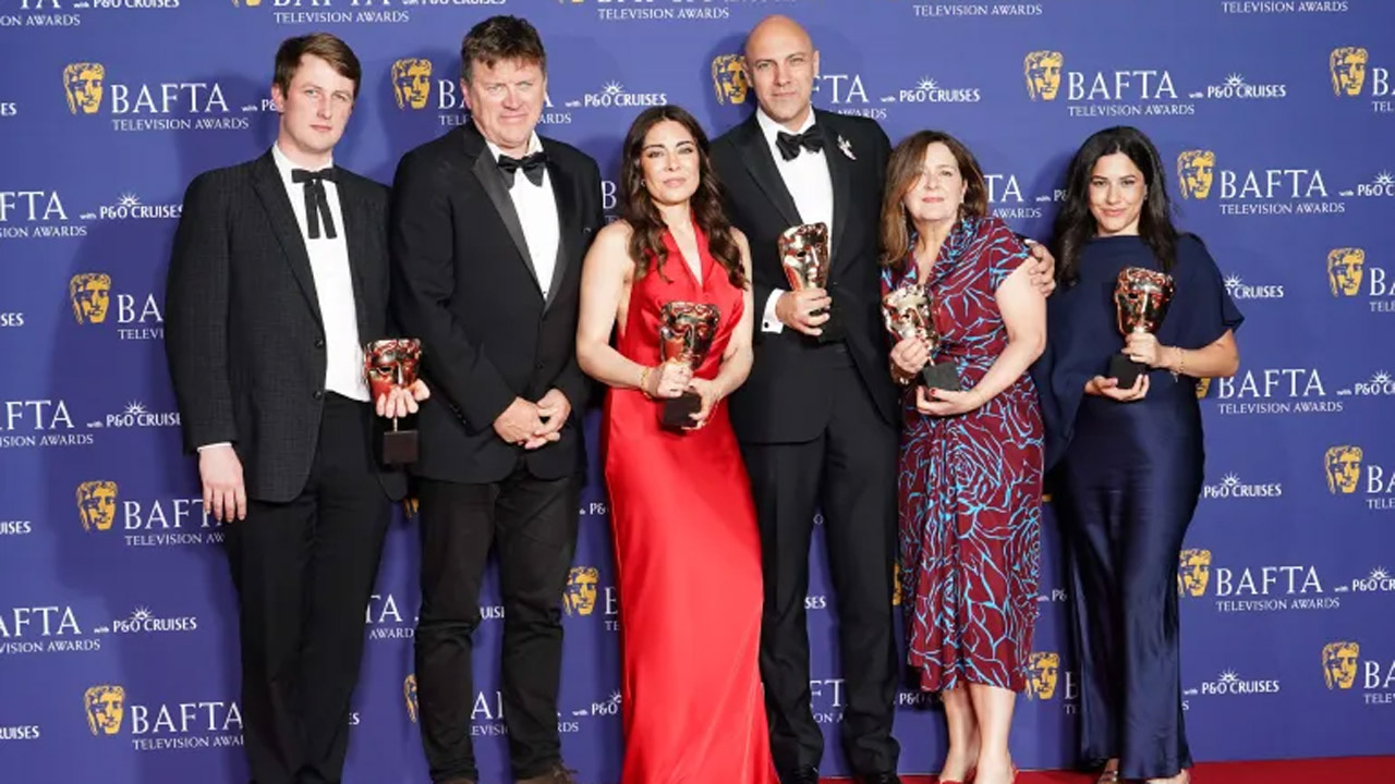 বাফটা পুরস্কার হাতে তথ্যচিত্রটির কলাকুশলীরা