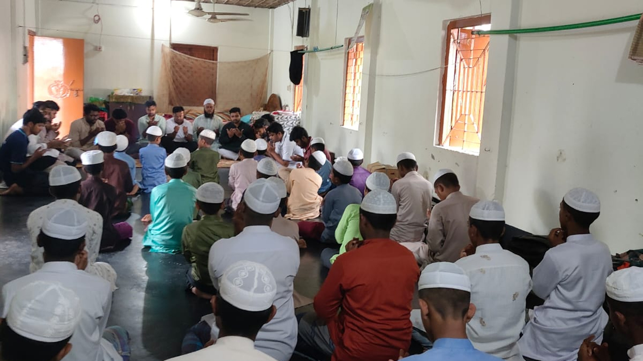বাংলাদেশ কৃষি বিশ্ববিদ্যালয়ের ছাত্রদলের উদ্যোগে মাদরাসায় দোয়া মাহফিল