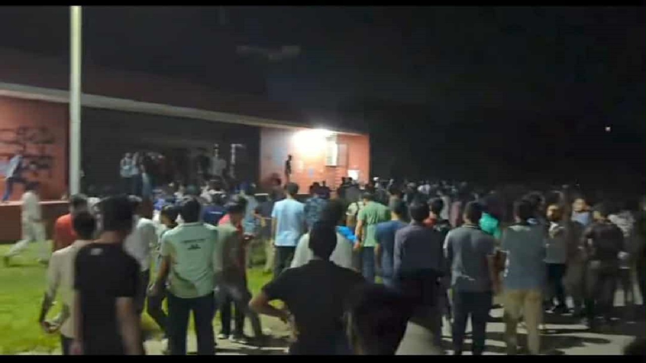 বাকৃবিতে আন্দোলনরত শিক্ষার্থীদের ওপর বহিরাগতদের হামলা