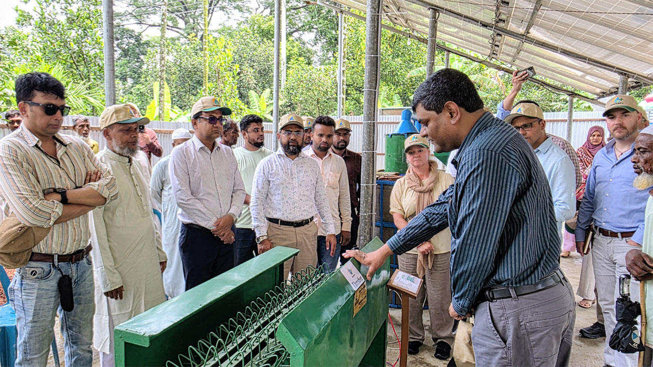 প্রদর্শন কেন্দ্রে থাকা যন্ত্র চালিয়ে দেখানো হচ্ছে