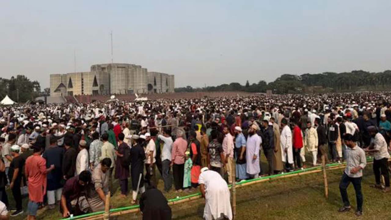 শহীদ ওসমান হাদির জানাজায় অংশ নিতে সংসদ ভবনে এসেছেন সাধারণ মানুষ